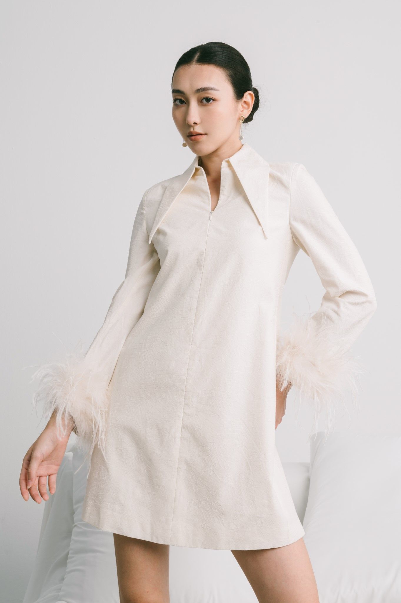 Đầm Suông Tay Dài Nữ White Ant ARYM MINI DRESS WITH FEATHERS 121700001.002