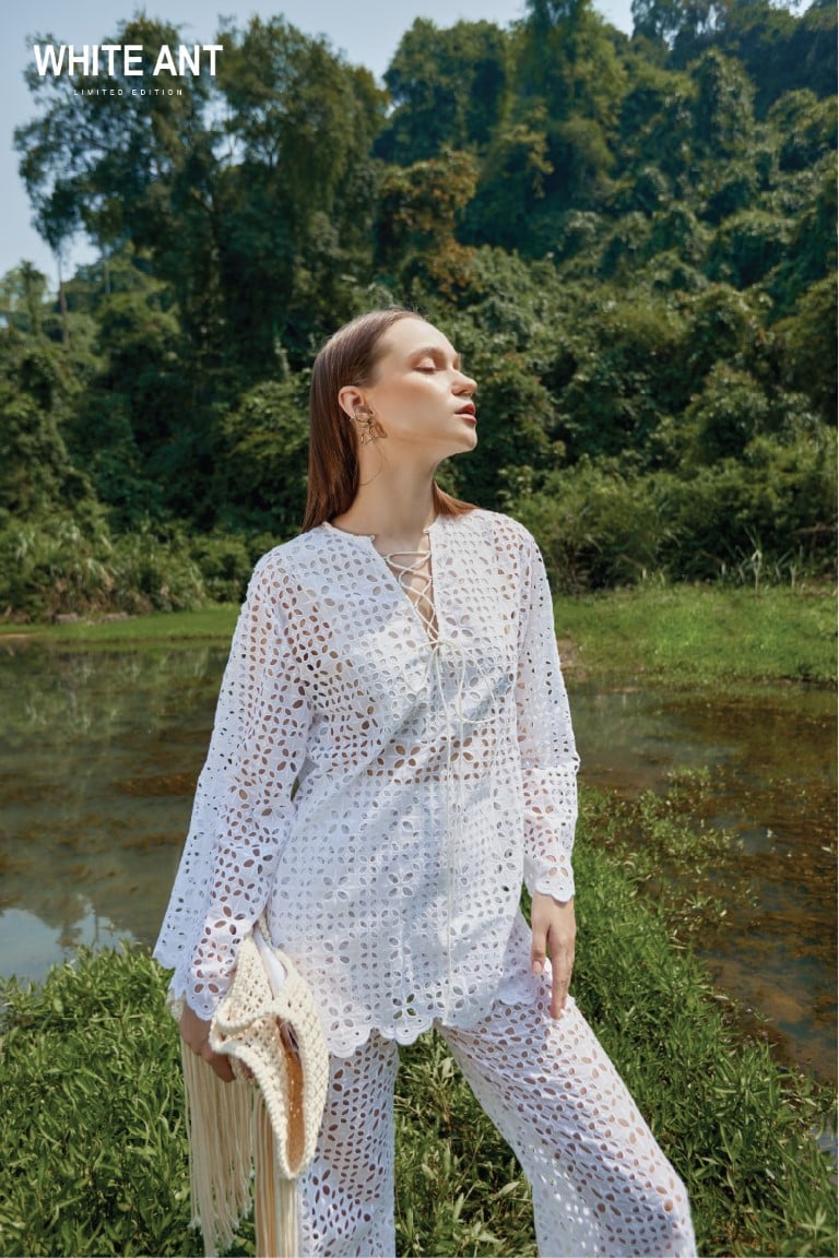  Áo Ren Suông Cổ V Nữ White Ant REINA LONG BLOUSE 170300188.001 