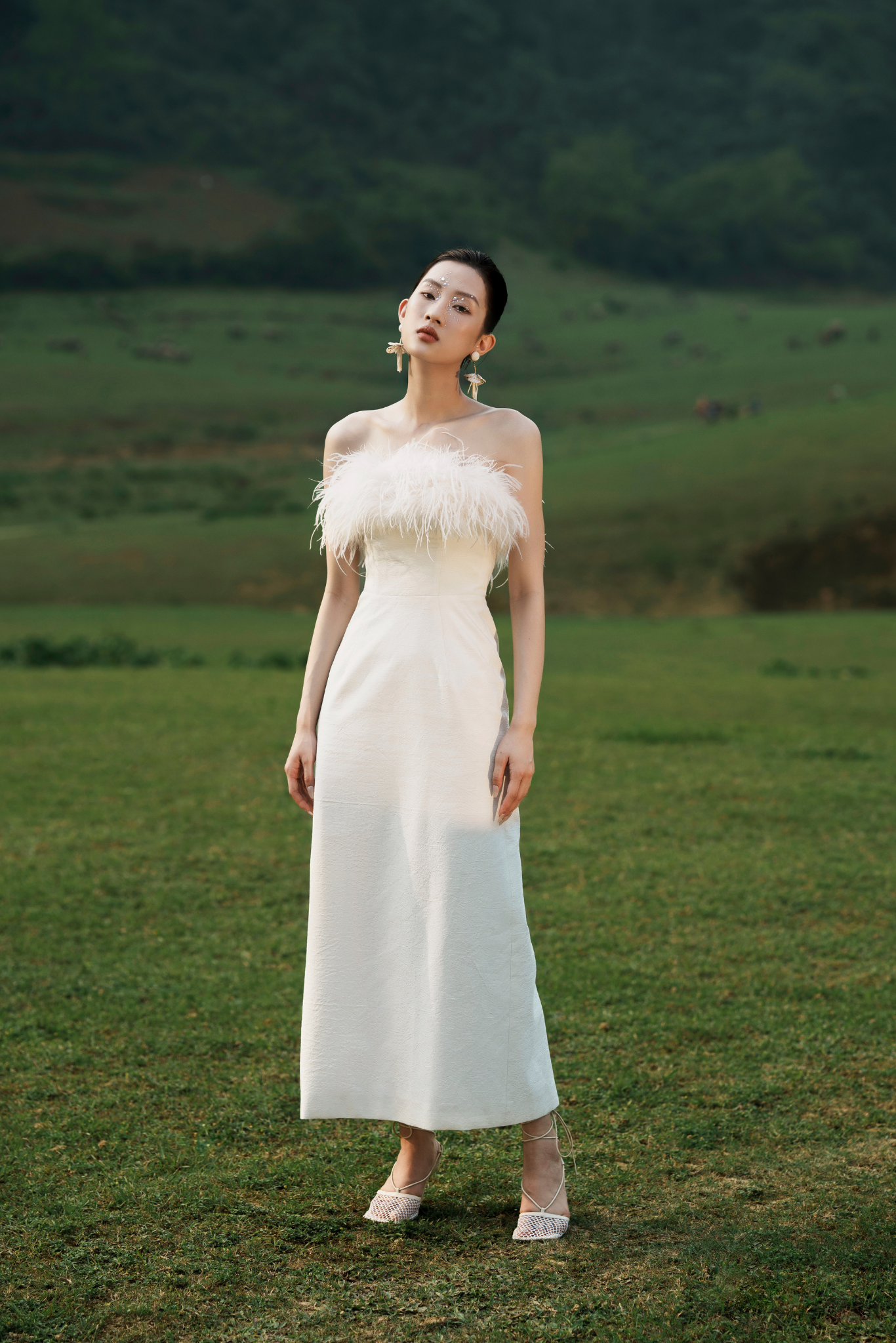  Đầm Suông Đính Thủ Công Nữ White Ant DIAZ FEATHER LONG DRESS 120400244.002 