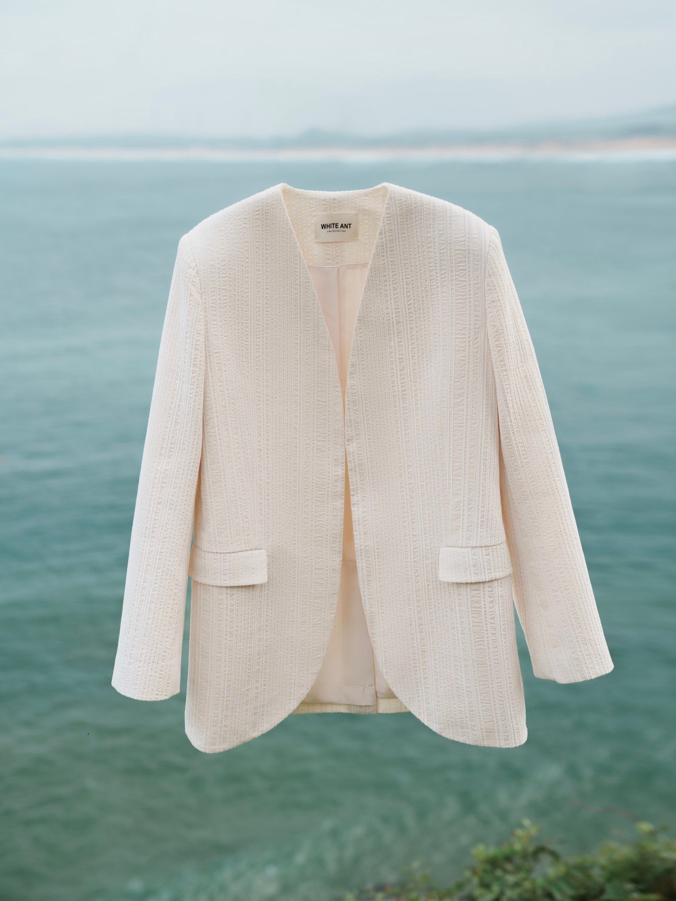 Áo Blazer Vạt Tròn Tay Dài Nữ WHITE ANT COLLARLESS BLAZER  180200012