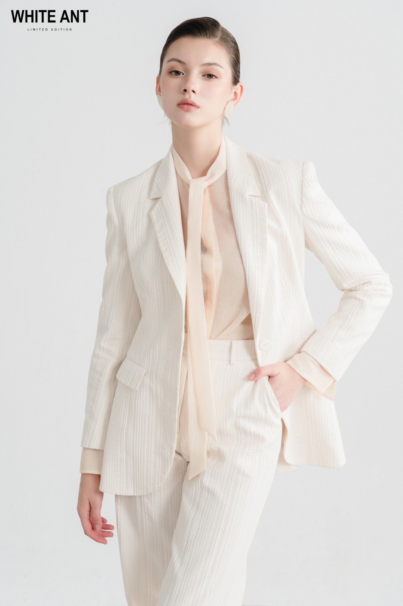  Blazer Dáng Ôm Tay Dài Organic Crinkle Cotton Nữ WHITE ANT CREDO SINGLE- BREASTED BLAZER  180200013 