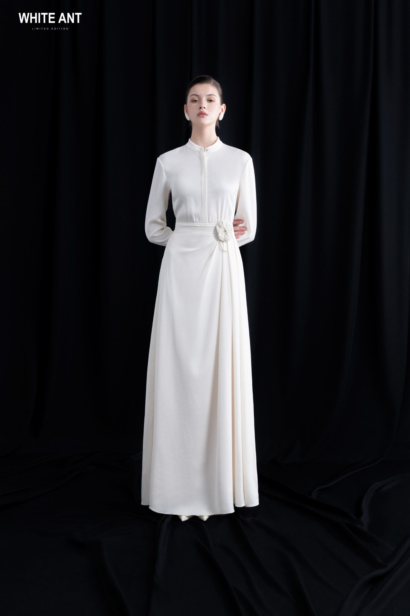 Đầm Dài Cổ Tàu Nhún Eo Nữ WHITE ANT JENNY EMBELLISHED MAXI DRESS 121500001