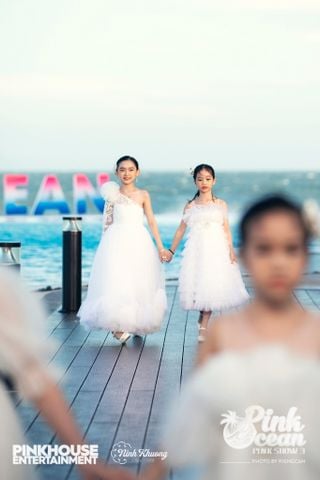  PINKOCEAN - Đầm Công Chúa Vai Chéo 43 (Trắng) 