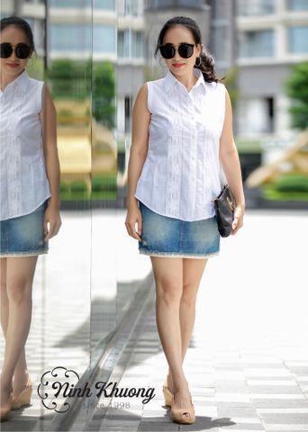  A sleeveless shirt with a collar adorned with pink flowers 