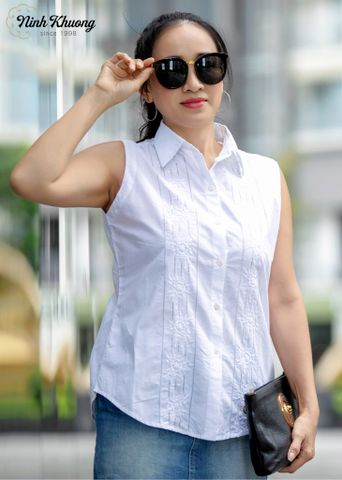 A sleeveless shirt with a collar adorned with pink flowers 