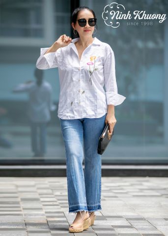  Button-up shirt with a daltol collar, long sleeves, and button placket 
