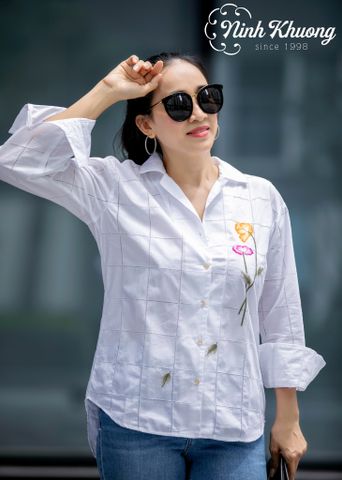  Button-up shirt with a daltol collar, long sleeves, and button placket 