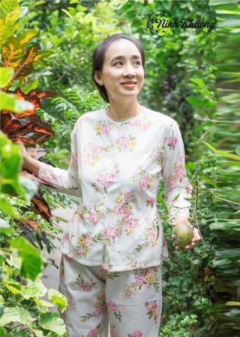  Bà ba người lớn bông hồng nền trắng 