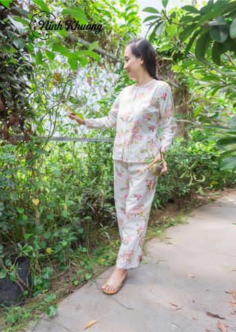  Bà ba người lớn bông hồng nền trắng 