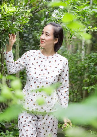  Bà ba người lớn bông đen nền trắng 