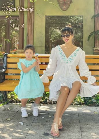  V-neck dress with ruffle trim 