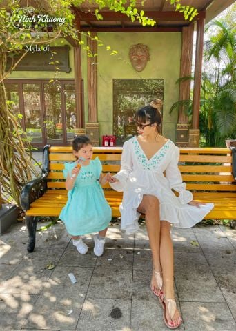  V-neck dress with ruffle trim 