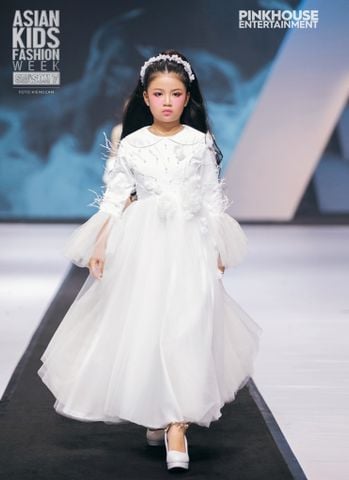  Princess-style dress with bell sleeves adorned with feather embellishments - La Vie En Rose 