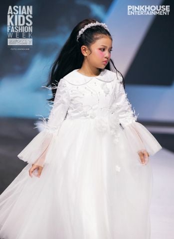  Princess-style dress with bell sleeves adorned with feather embellishments - La Vie En Rose 