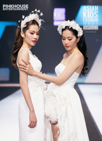  Long Mullet dress adorned with flowers - La Vie En Rose 