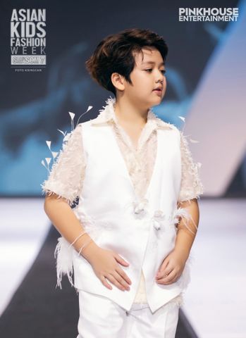  Vest and shirt adorned with feather embellishments set- La Vie En Rose 