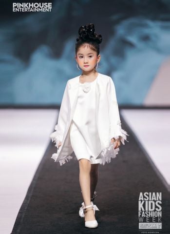  Straight dress and long vest adorned with feather embellishments set - La Vie En Rose 