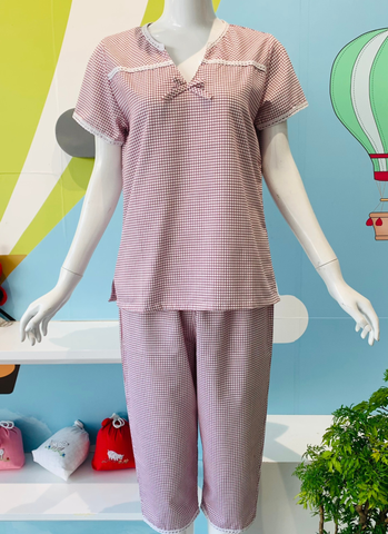  Short Sleeve V-neck Lace Top and Capri Pants Set 