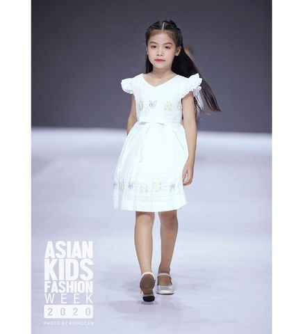  Dress with double-layered rose and fairy wings pattern. 