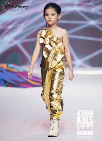  Cross-shoulder style top + long pants (yellow) | Ninh Khương - AKFW 2023 