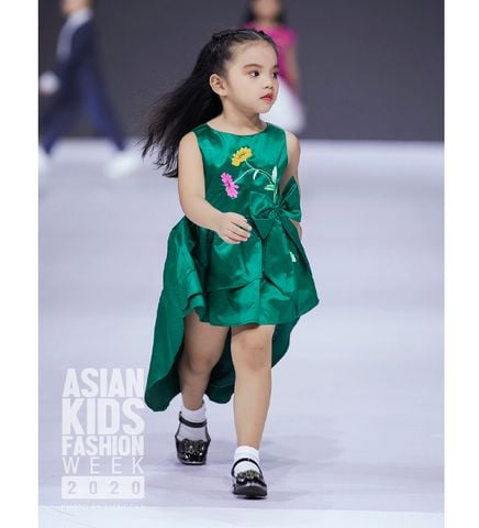  Blue Mermaid-style dress 