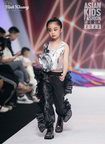  Sleeveless blouse with floral embellishments + stylized long pants | Ninh Khương - AKFW 2023 