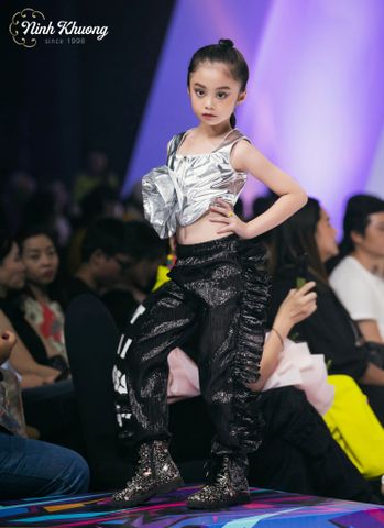  Sleeveless blouse with floral embellishments + stylized long pants | Ninh Khương - AKFW 2023 