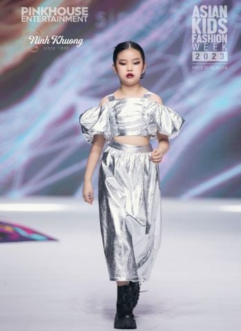  Off-Shoulder Top + Gathered Pants (Silver) | Ninh Khương - AKFW 2023 