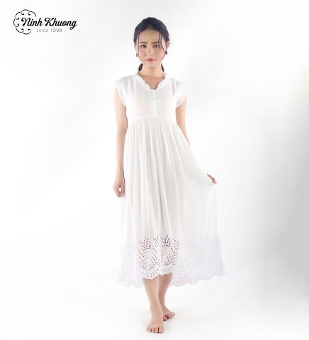  Nightgown with lace collar (adult-sized) 