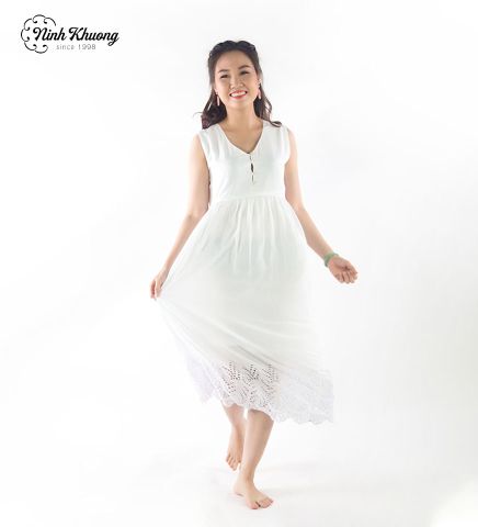  Nightgown with lace collar (adult-sized) 