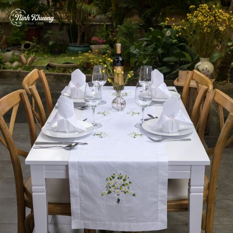  Long tray with satin ribbon bows and shiny fabric daisies 