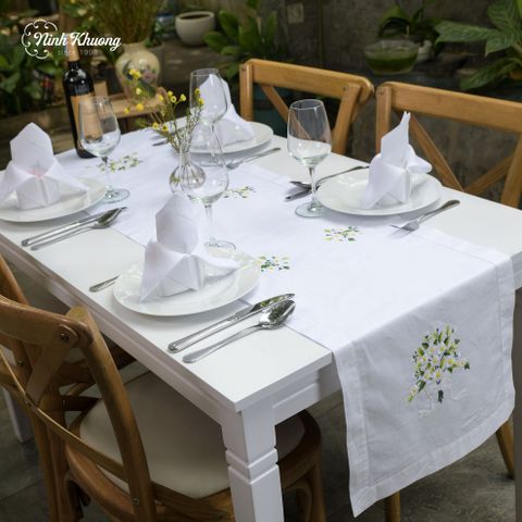  Long tray with satin ribbon bows and shiny fabric daisies 