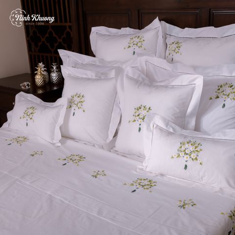  Double bed bedding set - White Bowtie Daisy (duvet cover 220x240, fitted sheet 270x320, pillows 50x70, 60x60, 45x45, 25x50/pair) - wrapped in white linen fabric 