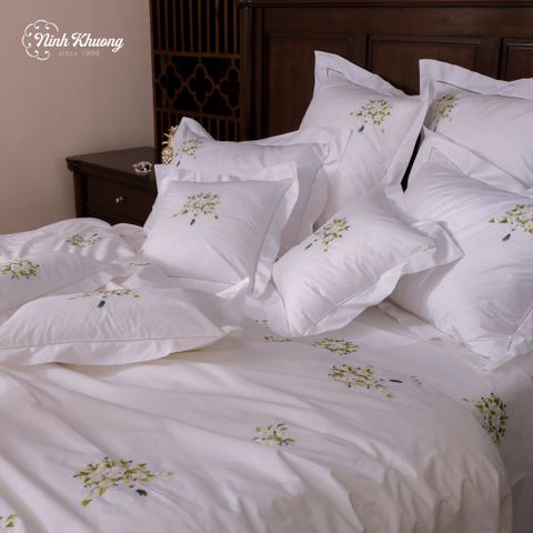 Double bed bedding set - White Bowtie Daisy (duvet cover 220x240, fitted sheet 270x320, pillows 50x70, 60x60, 45x45, 25x50/pair) - wrapped in white linen fabric 