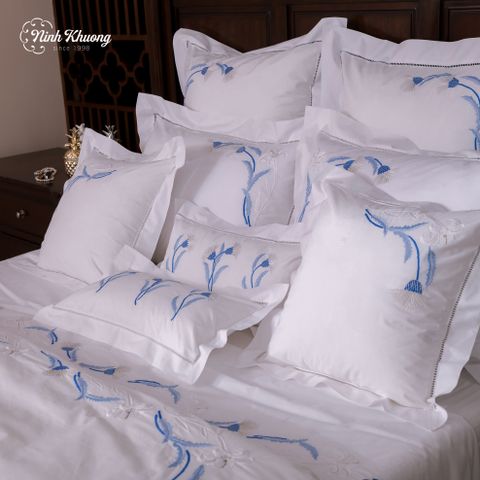  Bedding set - Ocean Blue (duvet cover 220x240, fitted sheet 270x320, pillows 50x70, 60x60, 45x45, 25x50/pair) - wrapped in white linen fabric 