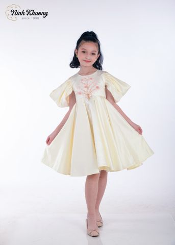  Đầm trắng đính hoa 