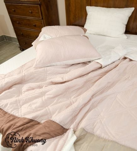  Diamond-shaped silk quilt with color combination, size 220*240cm + 2 pillows 50*70 