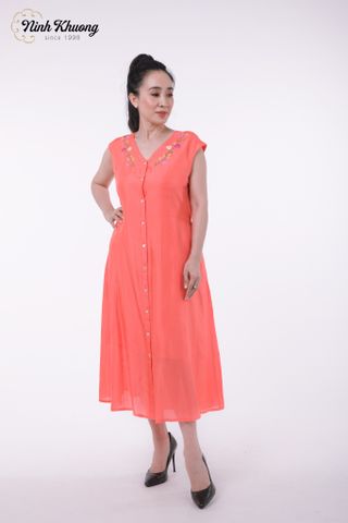  Silk dress with V-neck embroidery 