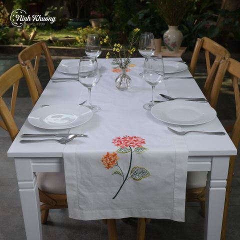  Long tray with round-shaped impatiens flowers 
