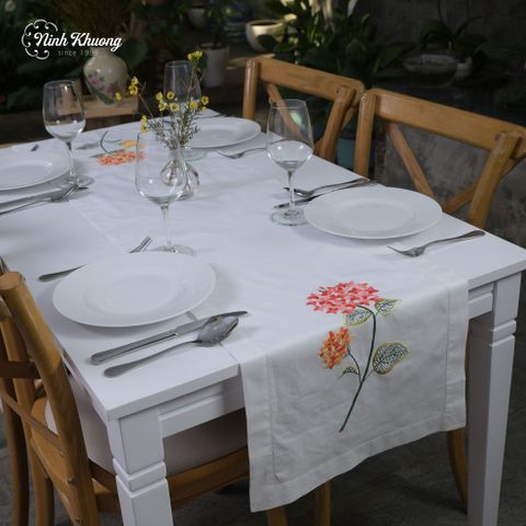  Long tray with round-shaped impatiens flowers 