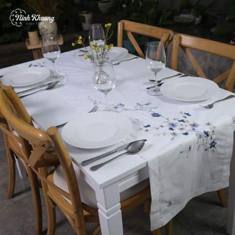  Long tray with plum blossom branches and blue flowers 