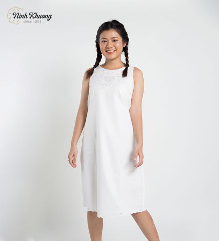 Sleeveless nightgown without a collar and with frills 