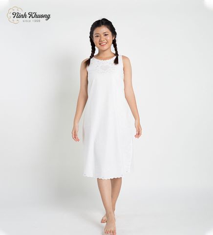  Sleeveless nightgown without a collar and with frills 