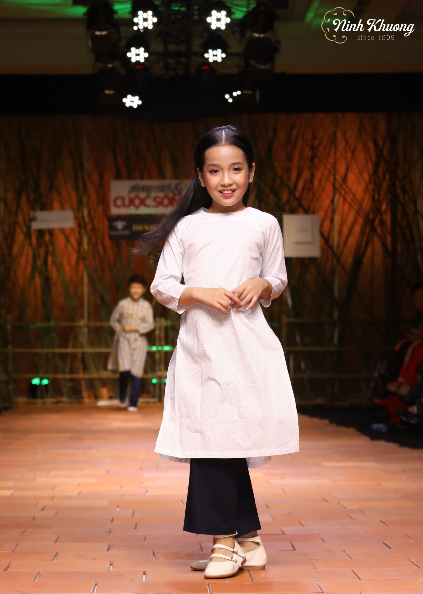  Áo dài bé gái cổ tròn cao tay dài 
