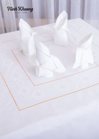  Tablecloth with button bead detailing 