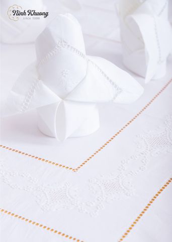  Tablecloth with button bead detailing 