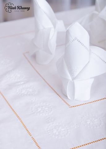  Tablecloth - Linen tablecloth with round white tassel edges 