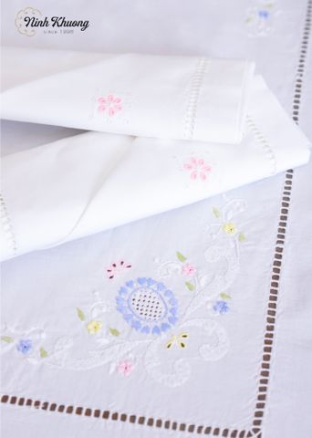  Rectangular tablecloth - CIP - Oval pattern in color/white. 