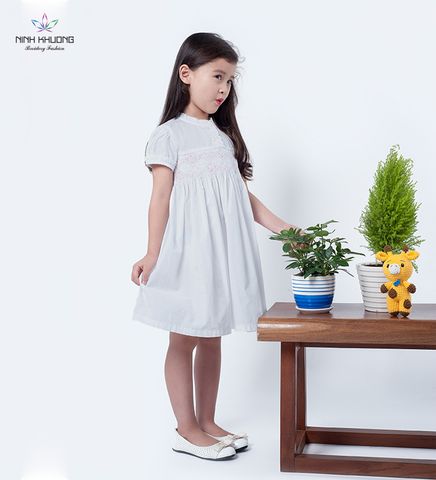  Đầm bé gái smock trắng 2 nút 
