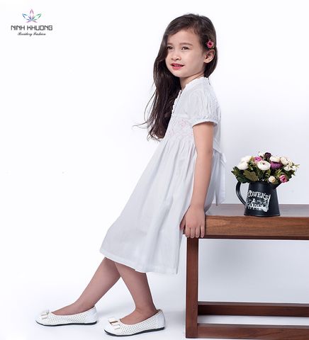  Đầm bé gái smock trắng 2 nút 
